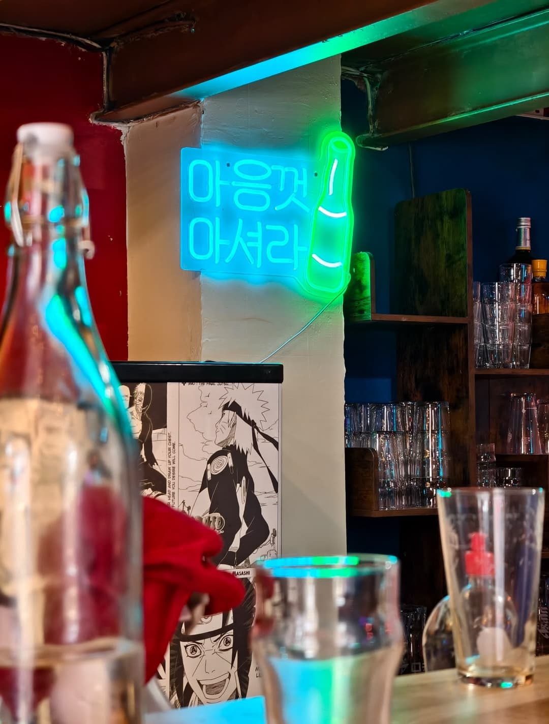 Bar avec néon coréen et ambiance tamisée